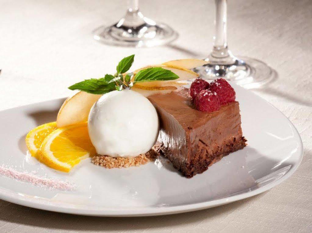 Logis Hotel Restaurant Des Voyageurs Le Malzieu-Ville Екстериор снимка